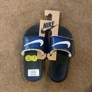 Nike youth Slides size 4